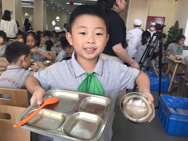 在东滩学校食堂里,有一个特殊的光荣榜,每天午餐光盘的学生,都能领取