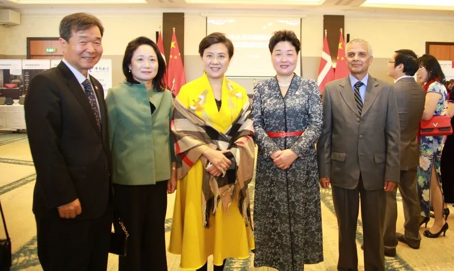 国家京剧院副院长袁慧琴与韩国驻丹麦大使和尼泊尔驻丹麦大使合影