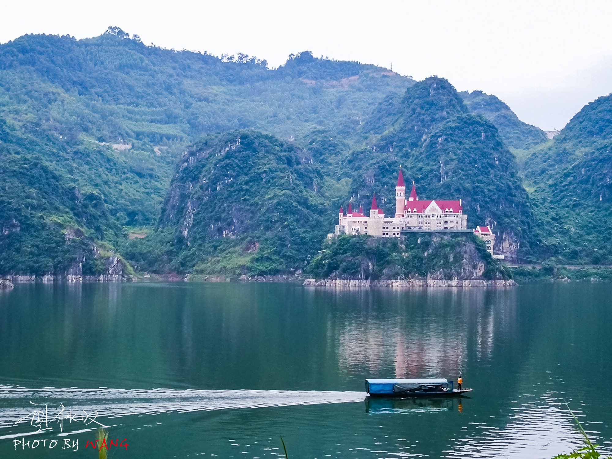 万峰湖上,上帝建了个后花园,中国的天鹅堡_兴义吉隆堡