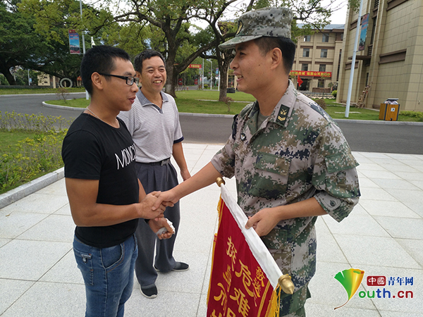 驻地村民林荣兴和陈权财带着锦旗,向驻闽某部四级军士长陈志发表示