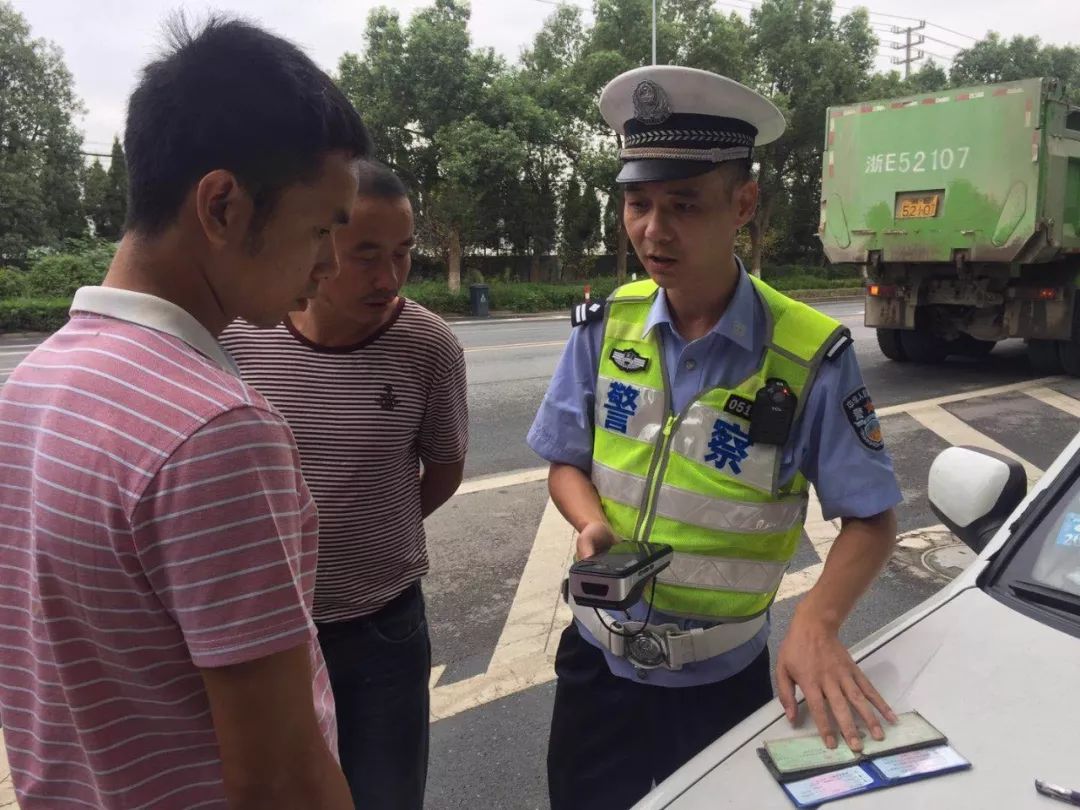 翁晓飞,武康交警中队民警.