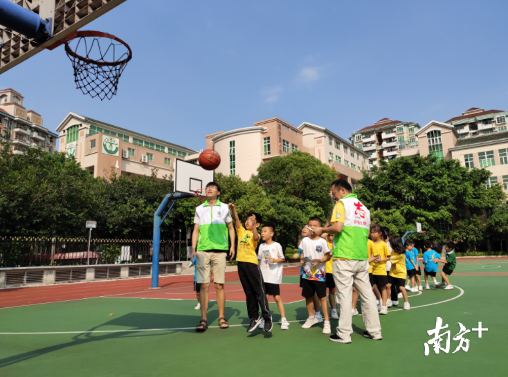 "9月30日下午,中山市雍景园小学的操场上,300多名小学二年级的学生们