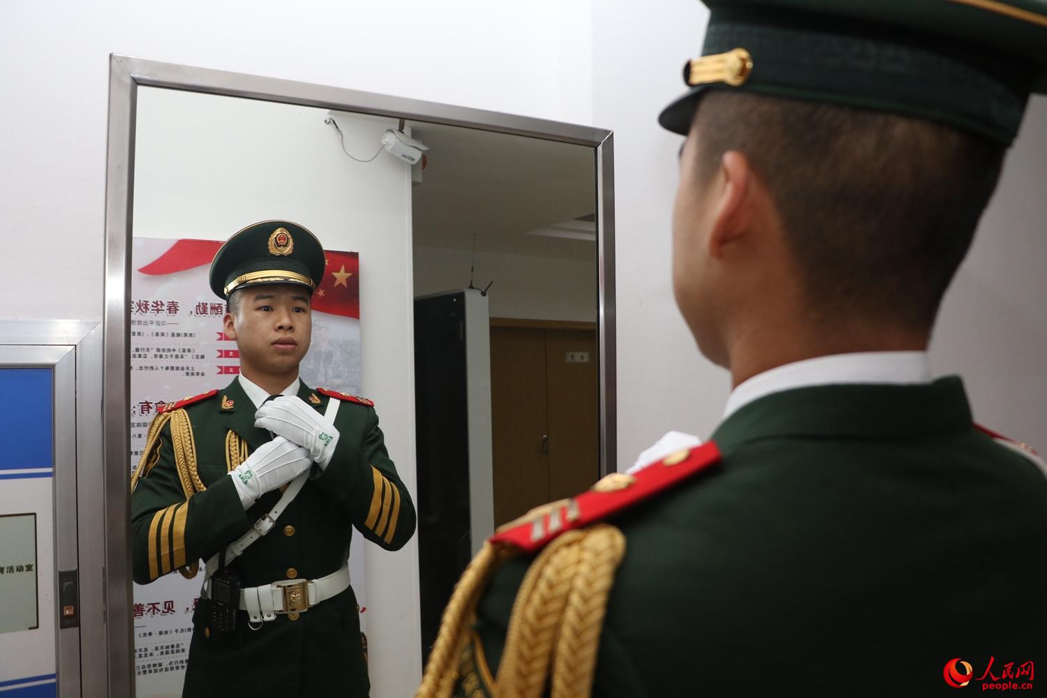 武警上海市总队执勤第四支队举行"烈士纪念日"升旗仪式