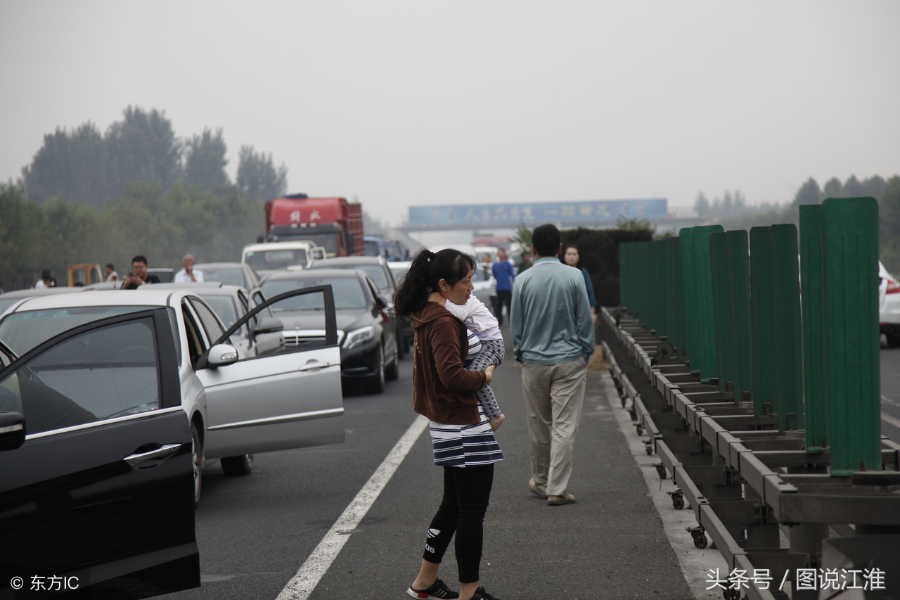 北京晚高峰车流量回升 国贸桥等地区堵车明显