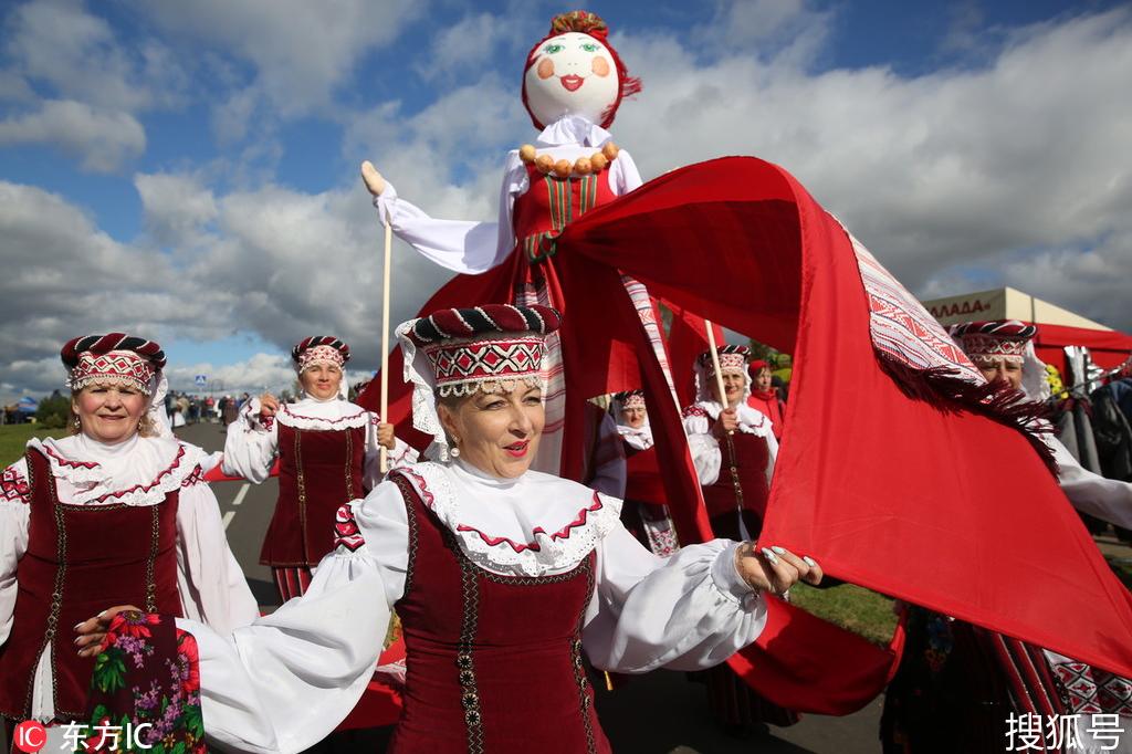 白俄罗斯小镇喜庆丰收节 美女着传统服饰游行吸睛