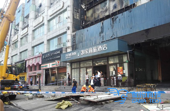 上海曹杨路一建筑广告牌拆除时引发大楼火灾 发生火灾