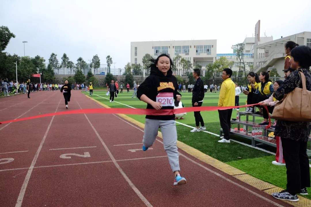 中,小学百米赛跑在紧张,愉悦的氛围中进行着.