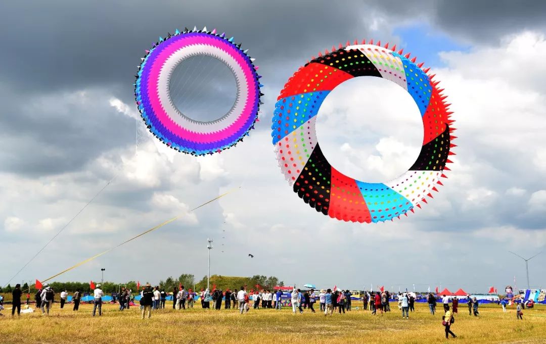 板鹞风筝精彩的运动风筝编队今年比赛邀请了美国,日本,老挝,印度