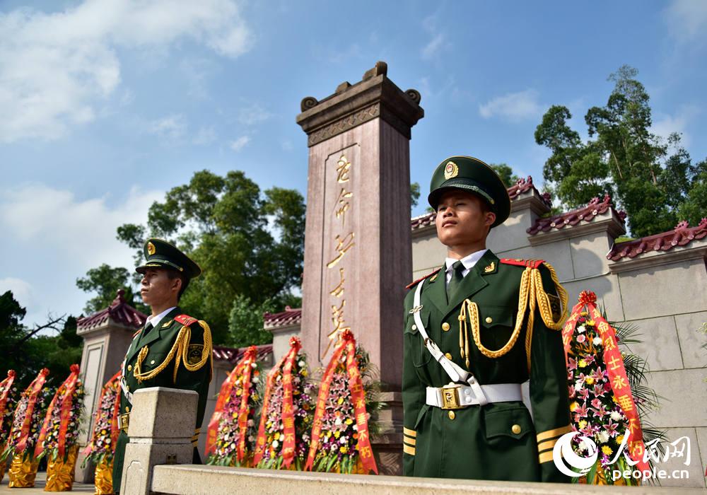 原标题:武警广东省总队汕尾支队官兵祭扫烈士陵园缅怀先烈