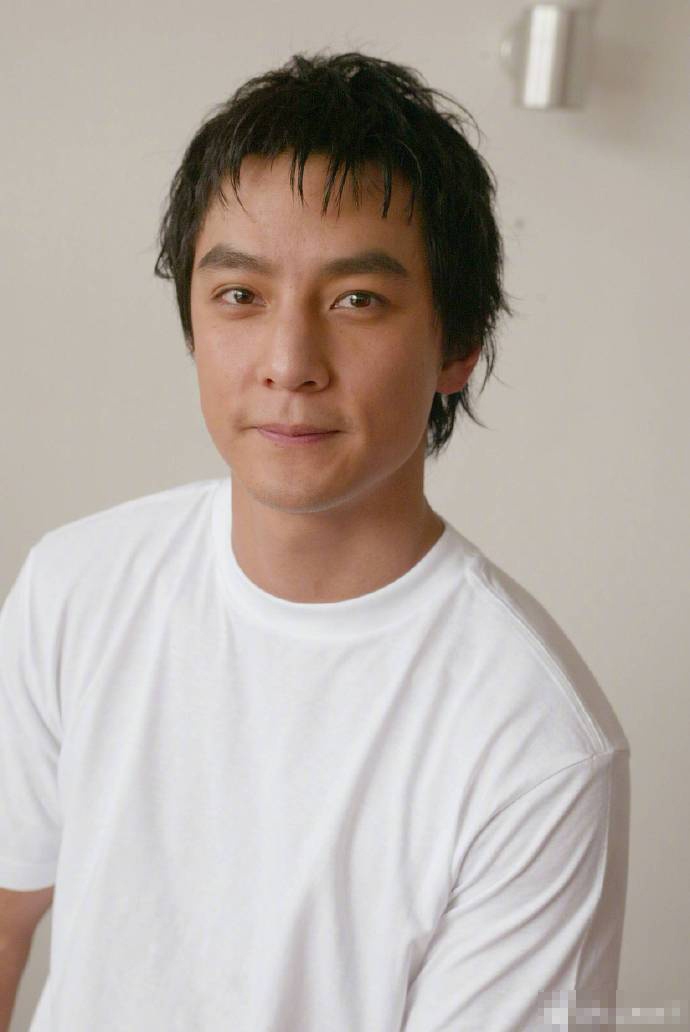 吴彦祖年轻帅气,发型有特点. 萧亚轩16年前照片.
