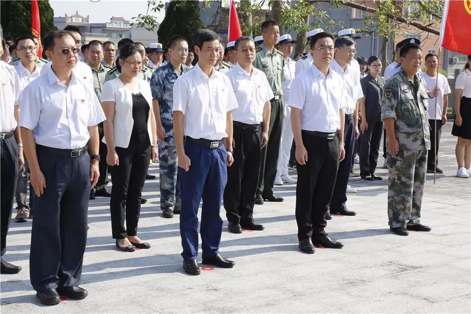 市烈士公祭活动在周文雍陈铁军烈士陵园举行,深切缅怀烈士的不朽功绩