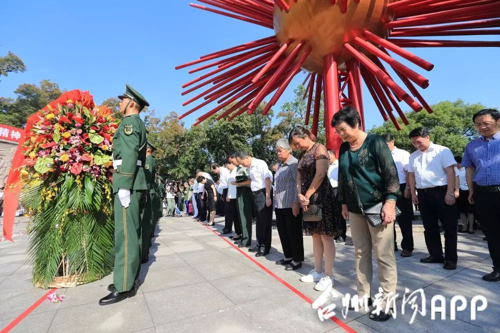 四套班子领导来到解放一江山岛烈士陵园,和全市各界代表一起敬献花篮