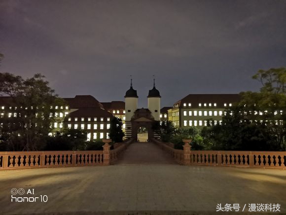 华为东莞松山湖欧洲小镇夜景图赏 真以为到了霍格沃茨魔法学校 基地