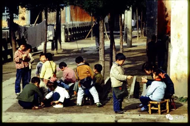 20世纪70 年代,北京街头卖蝈蝈的小贩,自行车上挂满了蝈蝈笼子.