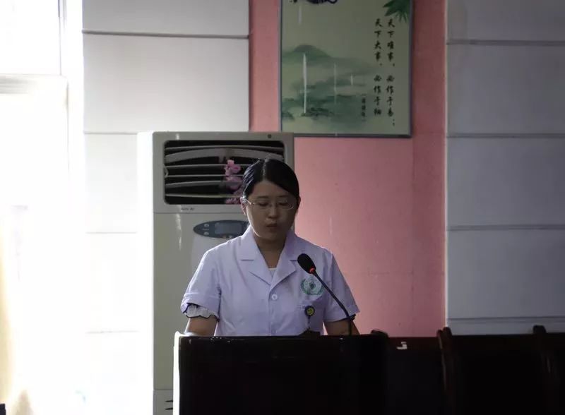 会议由纪委书记李冬梅主持,院领导班子,相关科室负责人及新入职工100