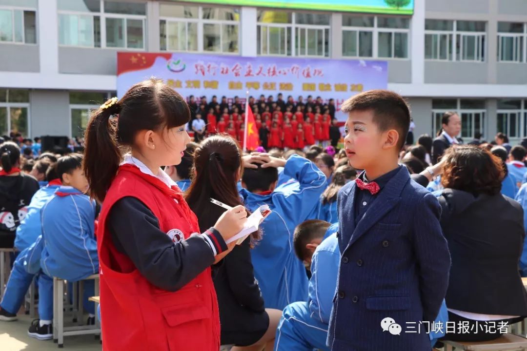 三门峡日报小记者海陵晗现场采访参赛选手 张童钊本次朗诵比赛,让学生