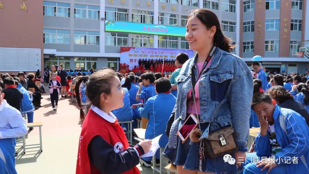 王丹三门峡日报小记者海陵晗现场采访参赛选手 张童钊本次朗诵比赛,让