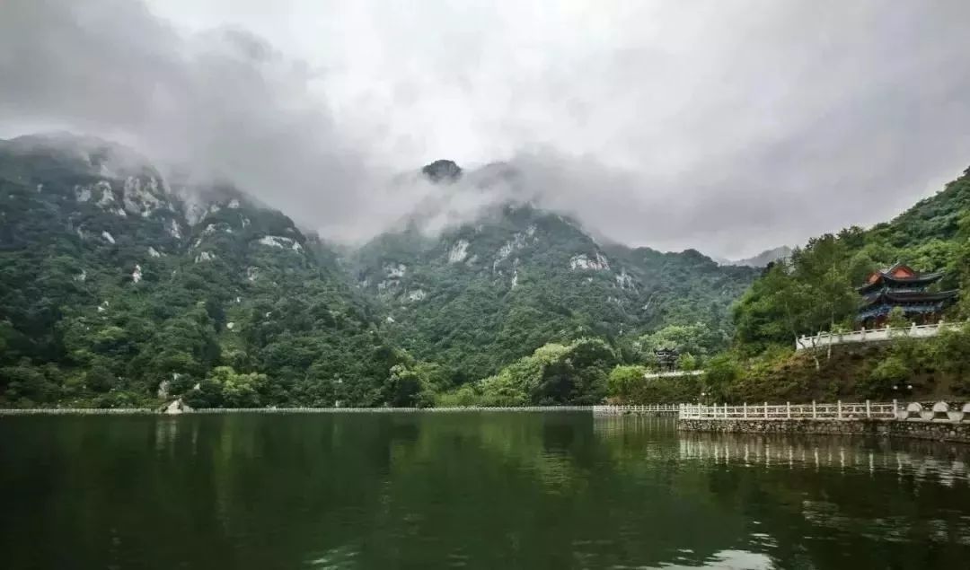 翠华山旅游景区由碧山湖景区,天池景区和山崩石海景区三部分组成翠