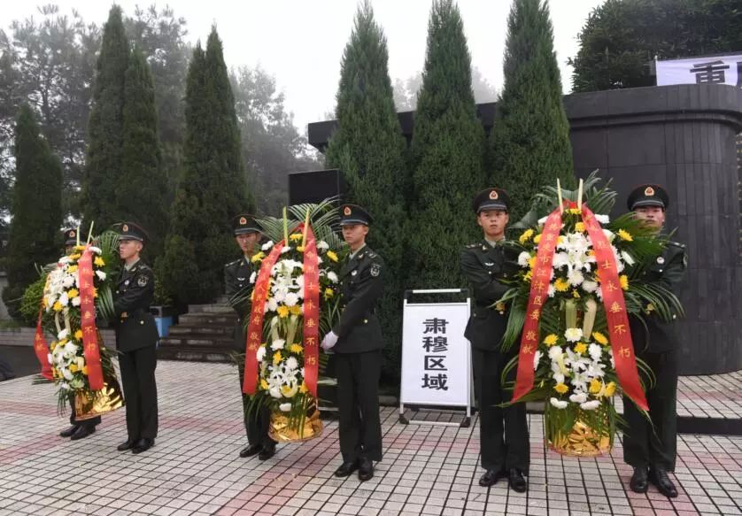 在江津区烈士陵园 向革命烈士敬献花篮 一起祭奠先烈 同时 在江津区