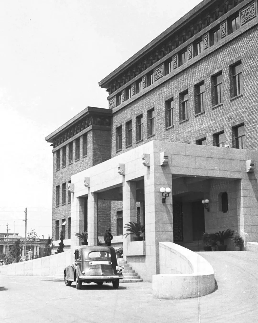 在南京他们建造了中央医院,中央体育场.