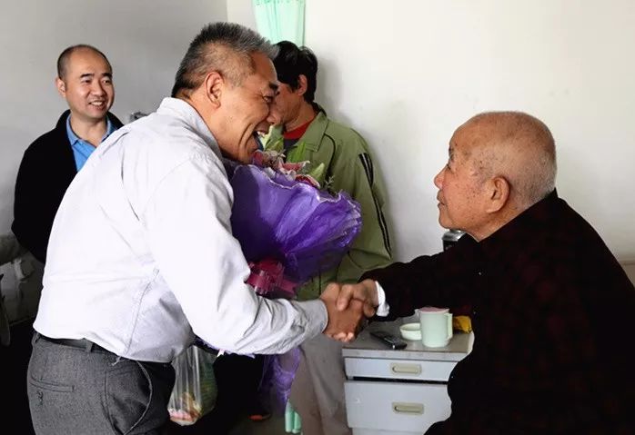 北京小汤山医院领导节前为离休老干部庆祝生日