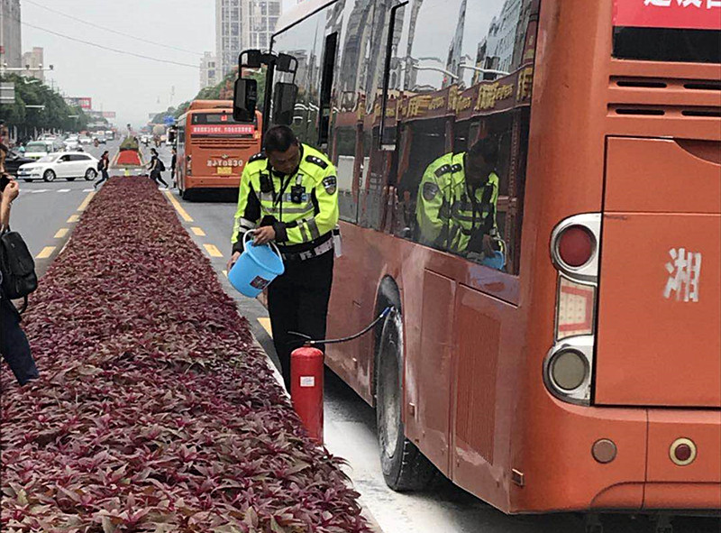 常德交警四大队:公交车轮胎冒烟 交警及时处置化险