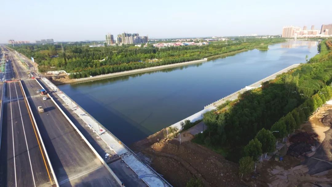 据了解,今年3月20日"广惠街跨贾鲁河大桥"改造工程启动,经过半年的