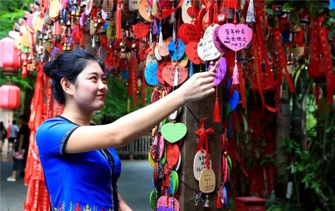 2 秀恩爱走起 许个愿,拜拜月老祠,跟我在爱情街上走一走 我们进入