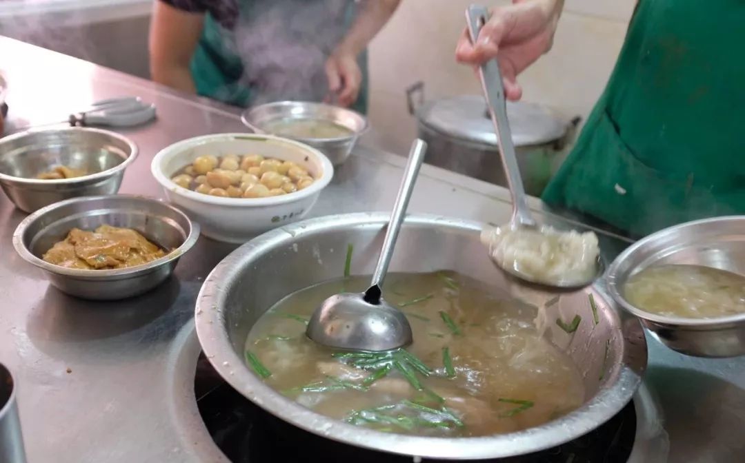 早上是锅边糊,夜宵是生烫 饱腹赐予一天的能量和心安 在漳州,不管是行