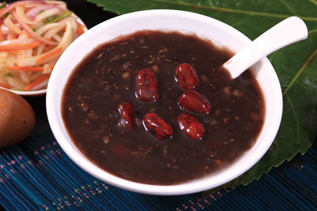 早餐:柴鱼花生粥,包子 早点:橘子 午餐:米饭,香菇木耳炒鸡肉,时 令