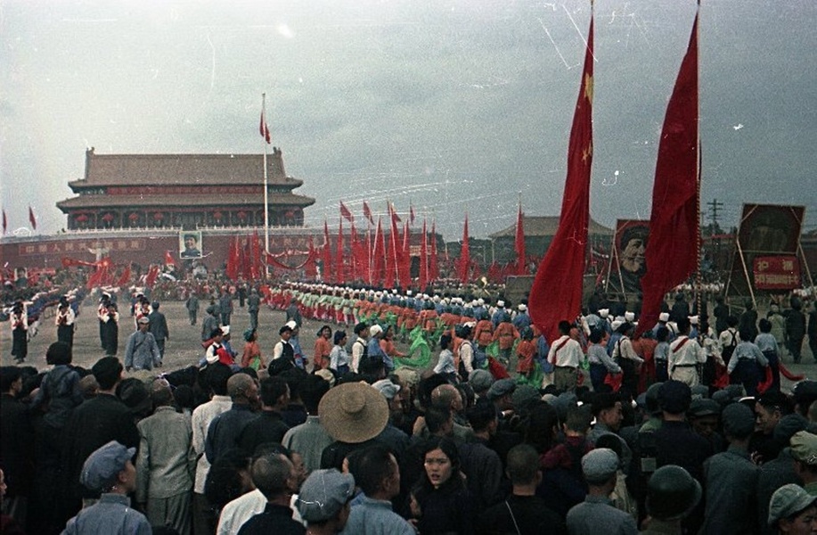 1949年开国大典时广场上的盛况 欢庆群众久久不愿离去