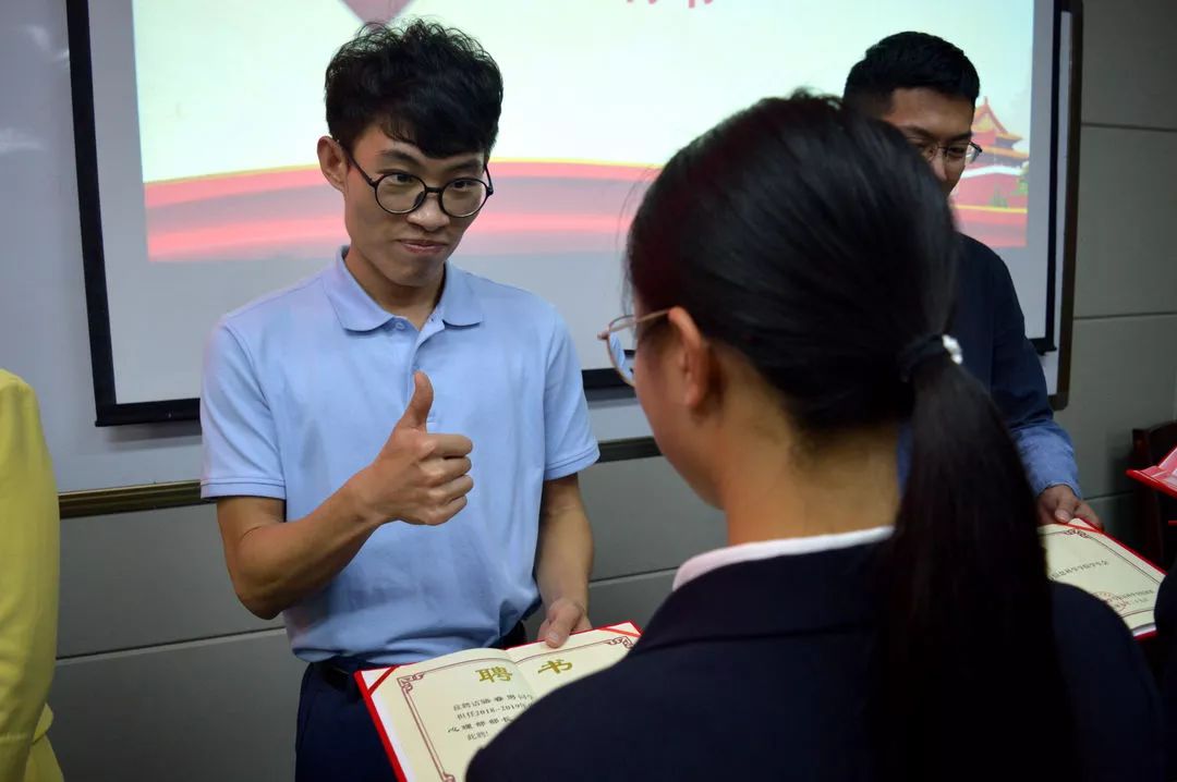 在这激动人心的时刻之后,由新一届学生会主席佘宗瑀发表就职感言.