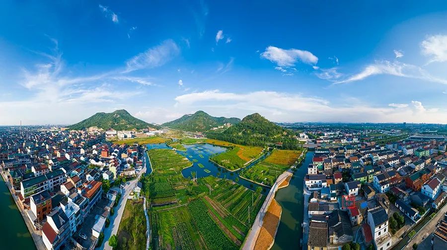 村,环境优越,水陆交通便利,东至萧绍运河,南至国庆村,西与齐贤镇相连