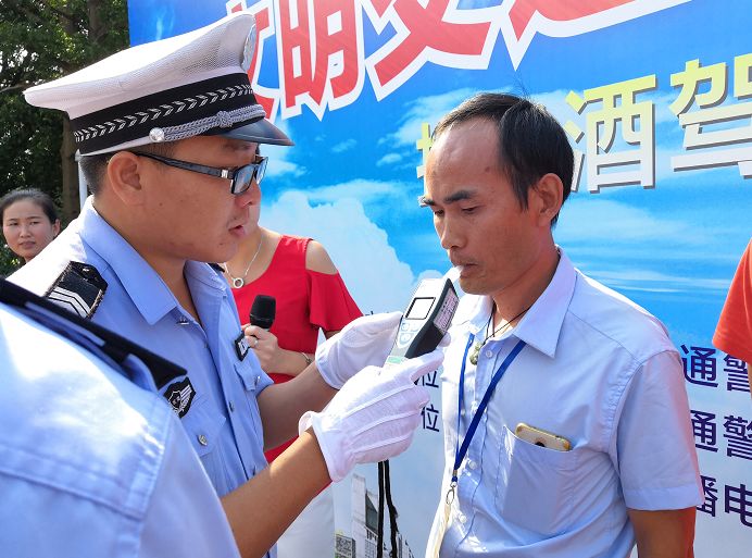 还请街坊们上台喝酒,白酒,啤酒,还有白酒啤酒混喝,大家喝得不亦乐乎