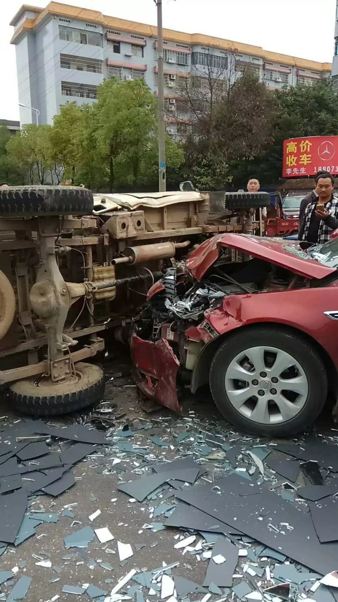 快讯：北苑家园发生严重车祸 现场超级惨烈(图)