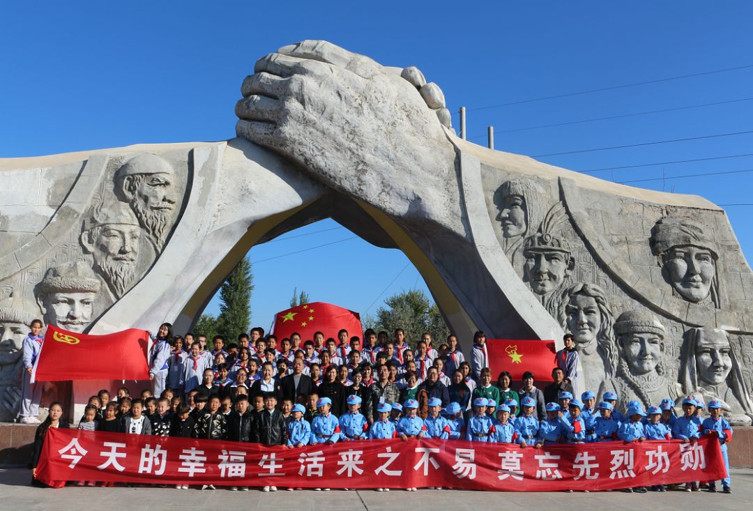 青达拉街道建国路社区组织辖区各族群众到博尔塔拉纪念园,开展"缅怀