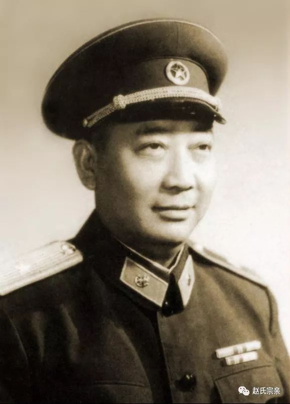 1955年被授予大校军衔,一九六四年晋升为少将军衔.