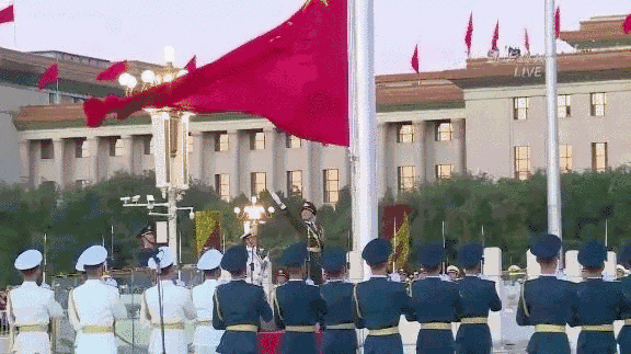 02 北京时间6点10分,伴随着第一缕阳光,五星红旗在人们的瞩目下冉冉