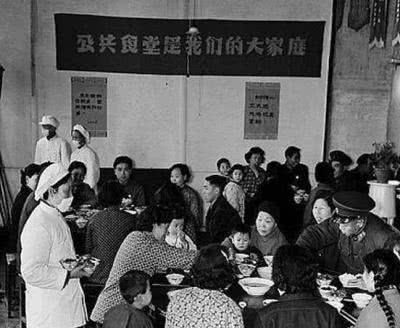 60年前的人民公社大食堂老照片:放开肚皮吃饱饭,不要你掏一分钱