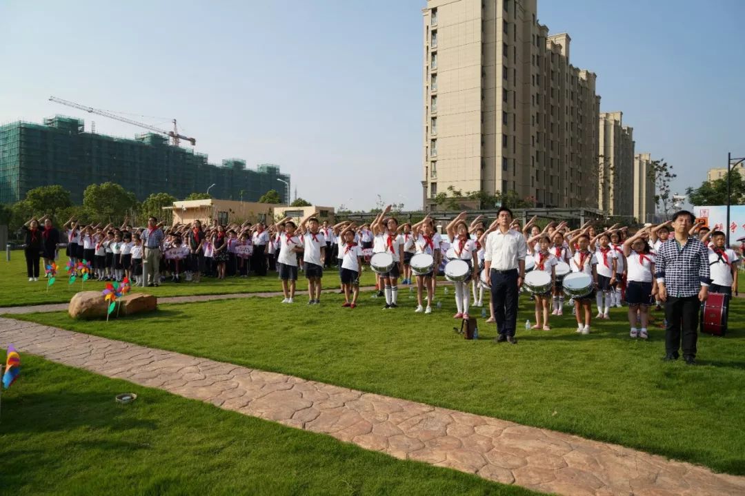 瞧瞧,优秀的学生代表正在作精彩的国旗下演讲呢▲唐镇小学 唐宇桉