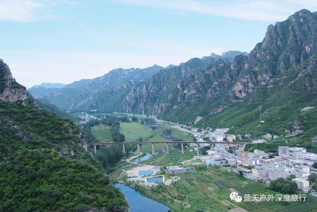 早指定地点集合乘空调旅游车出发,乘车赴河北省保定涞水县三坡镇,游览