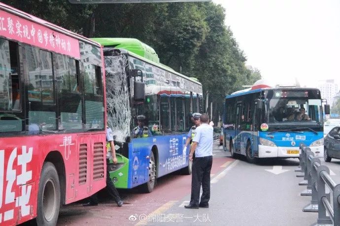 刚刚绵阳城区公交车追尾有人受伤目前全省高速拥堵严重