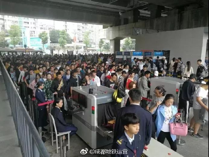 据@成都地铁运营,昨日,地铁客流又突破了 400万大关.