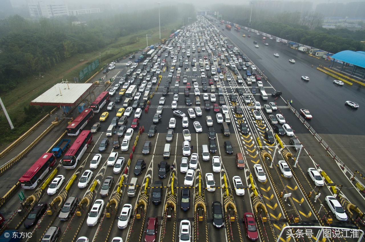 航拍国庆高速堵车画面,新能源汽车高速上没电停车,被大货车追尾