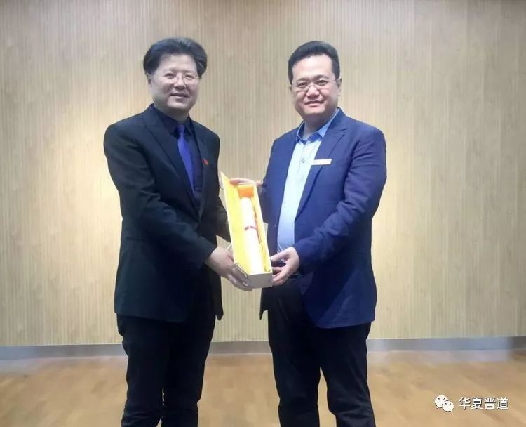 刘洪生老师向西南交通大学建筑与设计学院沈中伟院长赠送书法作品今年