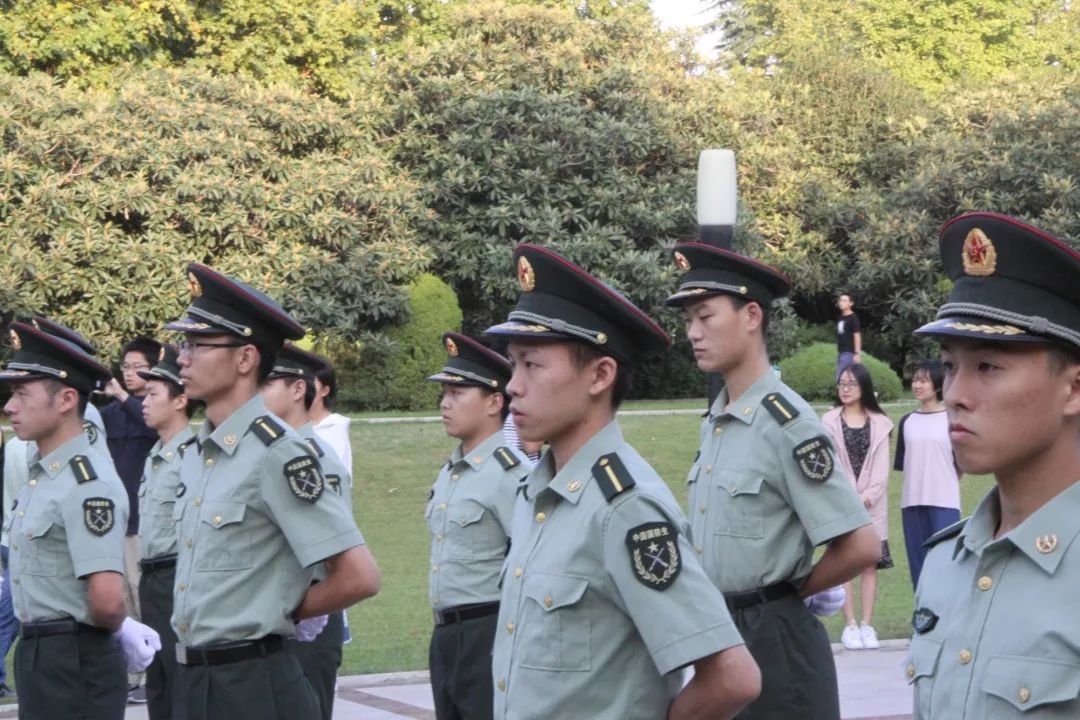 在这举国同庆的日子里,中国科大国防生与国旗护卫队,一同为祖国母亲献