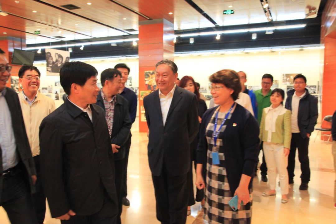 国庆节当天,北京市委常委,宣传部部长杜飞进来到首都图书馆,调研节日