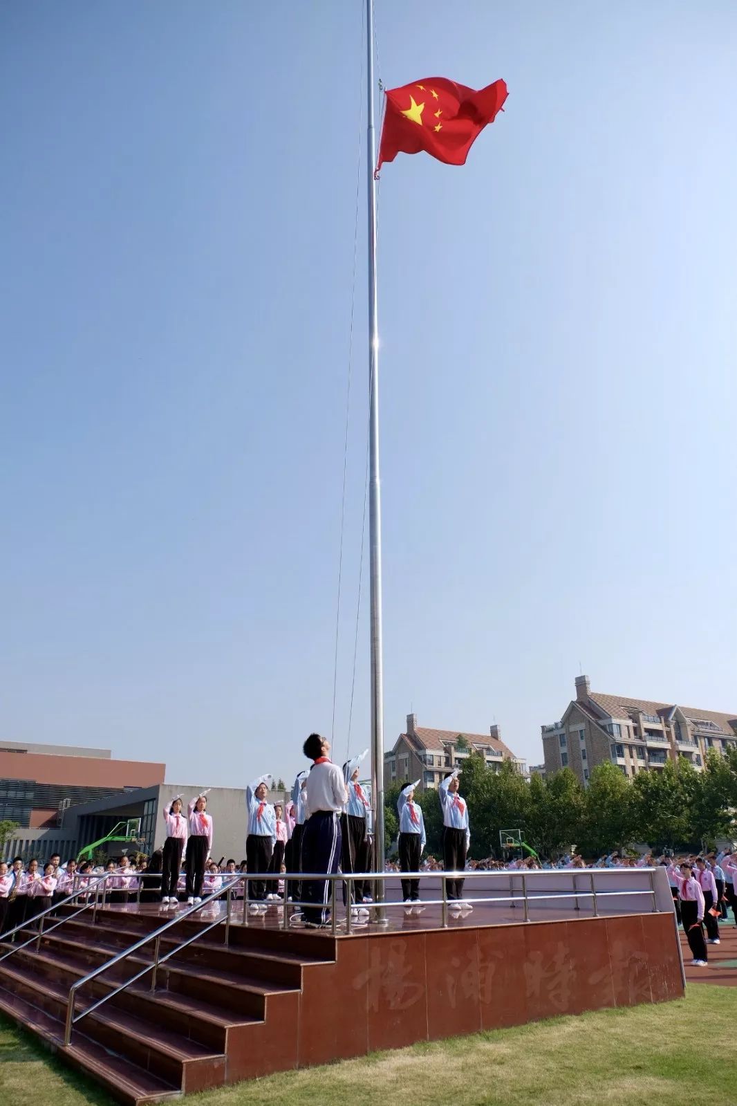 9月30日,"国旗下成长 时代中奋进"——杨浦青少年迎国庆升旗仪式暨迎