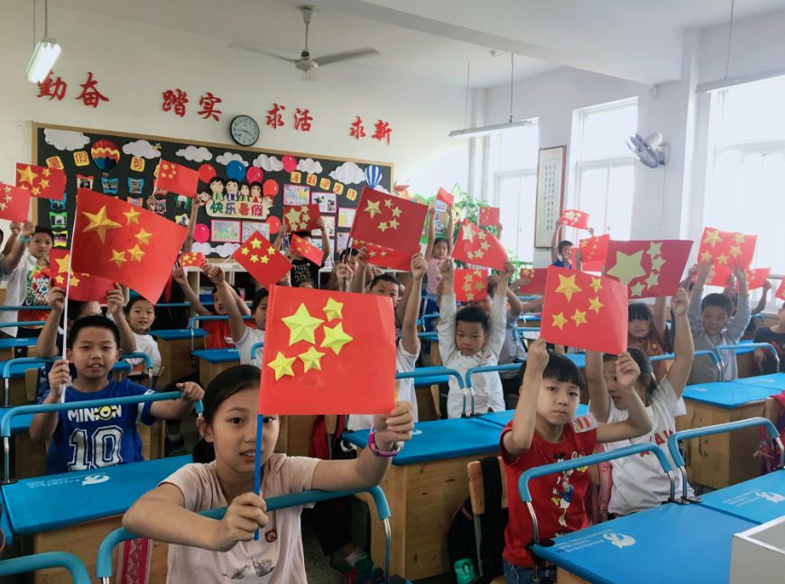 小港城区幼儿园通过军训活动庆祝国庆节,小朋友们在此过程中学习军人