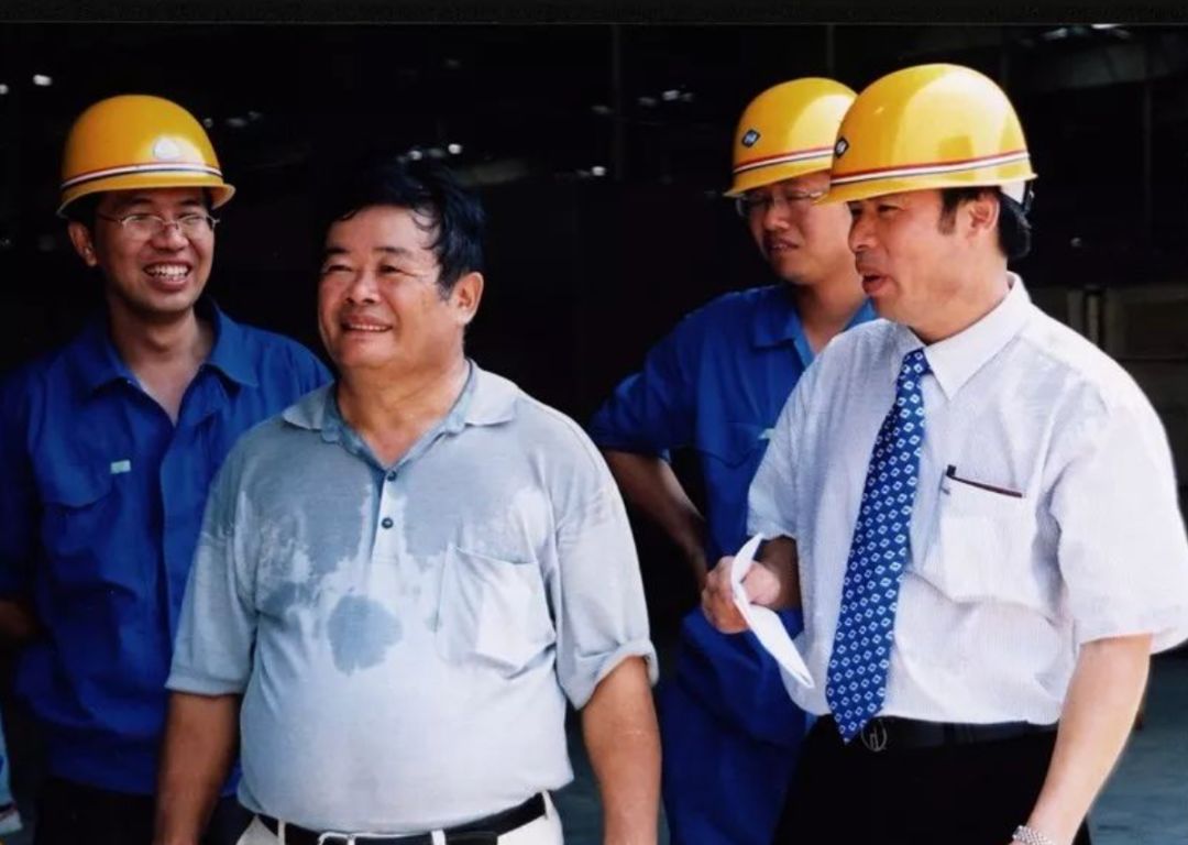 2002 年,曹德旺在福清福耀集团总部施工现场